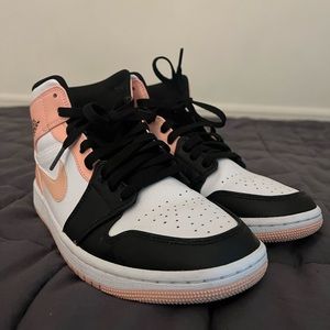 Air Jordan 1 Mid
'Crimson Tint'